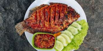 Ikan cepa sedang bakar