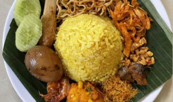 Nasi kuning komplit