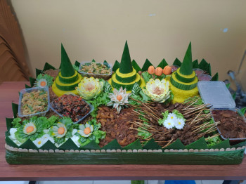 Nasi Tumpeng Tiga