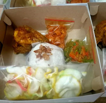 Nasi dos  plus kerupuk dan buah