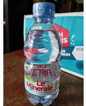 Air Mineral Le Minerale 330 ml