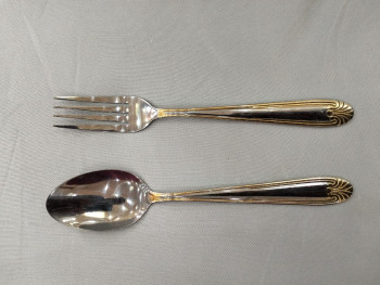 garpu makan tebal list emas