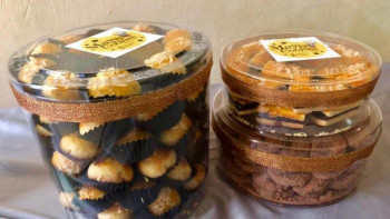 Kue Kering toples sedang