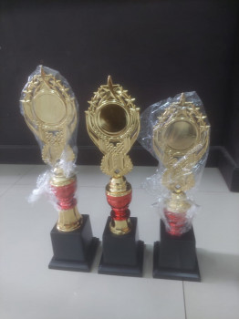 Piala/Trophy dan Label