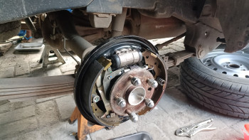 Kendaraan Double Cabin Hilux Penggantian 1 Set Kampas rem depan dan belakang