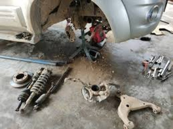 Servis sistem kaki-kaki mobil dan pemasangan subreker depan dan belakang