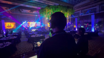 SHOW DIRECTOR