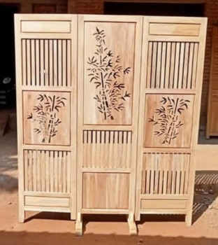 PARTISI PEMBATAS PENYEKAT RUANGAN KAYU BAMBU