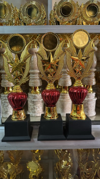 Piala bahan marmer dan cetak label